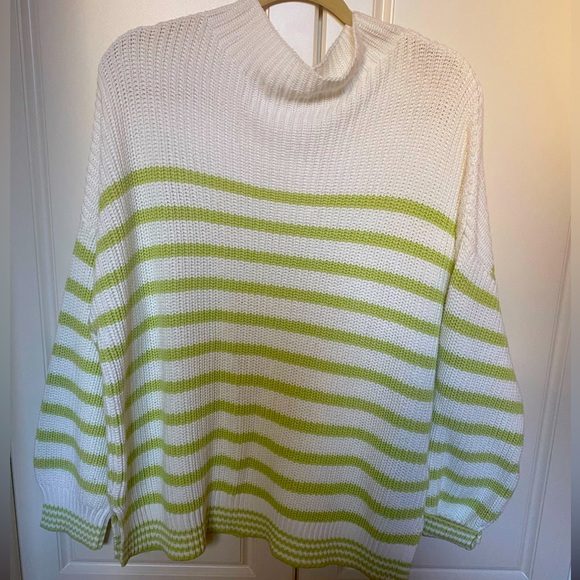 NWT CUPCAKES and CASHMERE STRIPED GREEN WHITE KNIT OVERSIZED PULLOVER Sz L . - Picture 2 of 9